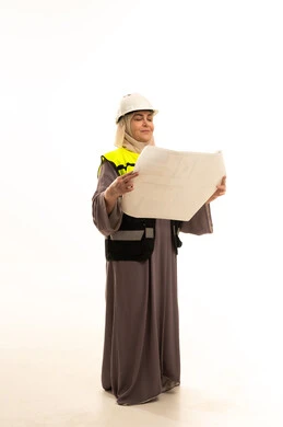 مفهوم الهندسة والانشاءات المعمارية, عمل النساء في القطاع الهندسي, ورتريه لمهندسة عربية خليجية سعودية كبيرة في السن محجبة ترتدي سترة الحماية والخوذة تمسك مخطط الإعمار, مراجعة وعرض مخطوطات المشاريع بشكل كامل, إدارة ومتابعة المشروع, الجسم بالطول الكامل، خلفية بيضاء