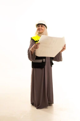 تنمية وتطور العمل في المجال الهندسي, التصاميم المعمارية وتدقيق المخططات, بورتريه لمهندسة عربية خليجية سعودية كبيرة في السن محجبة ترتدي سترة الحماية والخوذة تمسك مخطط الإعمار تنظر الي شيء ما, إدارة المشاريع الهندسية, مهن ووظائف نسائية, الجسم بالطول الكامل، خلفية بيضاء