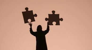 التسلية والترفيه وقضاء وقت ممتع, ألعاب الذكاء وتنمية المهارات, الدقة والتركيز وحل اللغز, بورتريه ظلي لسيدة عربية خليجية سعودية تحاول ربط وتوصيل قطع البزل, لعبة تركيب الصور، خلفية وردية