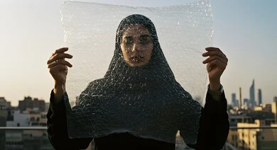 التسليه والترفيه بألعاب الاطفال، قضاء الأوقات بالأنشطة الترفيهية الممتعه والمسلية, صورة مقربة لسيدة عربية خليجية سعودية محجبة ترتدي عباءة سوداء وغطاء رأس فقاعي كرمز للحماية والاحتواء في وقت النهار