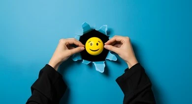 رموز المشاعر والتعبيرات، بورتريه مقرب لأيدي سيدة عربية خليجية سعودية تحمل وجه سمايل أصفر مبتسم، إيموشن وجه سعيد، مفهوم التفكير الإيجابي ، تقييم ممتاز للخدمات، خلفية زرقاء