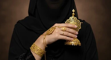مقهوم التأنق والتجمل، الاهتمام بالمظهر الخارجي، الحلي المصنوعة بحرفية من الذهب الخالص، الاكسسوارات الثمينة في المملكة العربية السعودية، التصميمات الفريدة والمميزة للخواتم والأساور، امرأة عربية خليجية سعودية محجبة ترتدي مجوهرات ذهبية تقليدية
