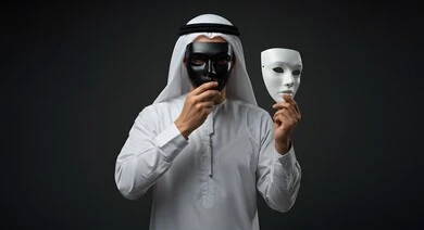 رجل عربي خليجي اماراتي يرتدي الكندورة والغترة البيضاء يحمل بيده ماسك باللون الأبيض، تعابير وايماءات الغموض والخفاء، تغطية الوجه بالقناع الأسود