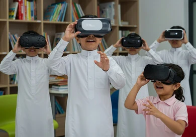 مدارس وأكاديميات متطوره، التحول الرقمي في مدارس المملكة العربية السعودية، التفاعل ومحاكاة العالم الخيالي, دمج التقنيات الالكترونية والأجهزة التكنولوجية في مجال التعليم، مجموعة من الطلاب العرب الخليجيين السعوديين يضعون نظارات الواقع الافتراضي، استخدام تقنية في آر