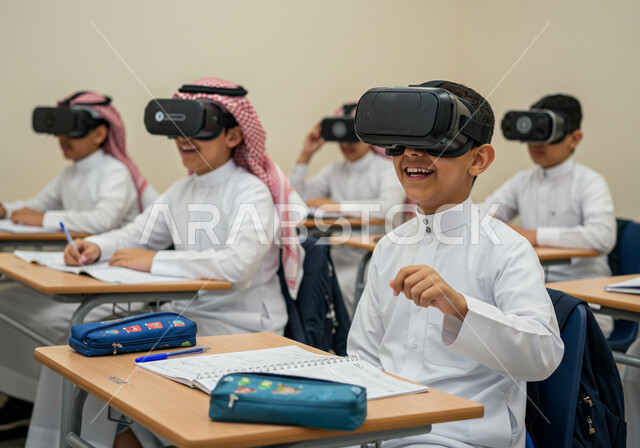 مدارس وأكاديميات متطوره، التحول الرقمي في مدارس المملكة العربية السعودية، التفاعل ومحاكاة العالم الخيالي, دمج التقنيات الالكترونية والأجهزة التكنولوجية في مجال التعليم، مجموعة من الطلاب العرب الخليجيين السعوديين يضعون نظارات الواقع الافتراضي، استخدام تقنية في آر