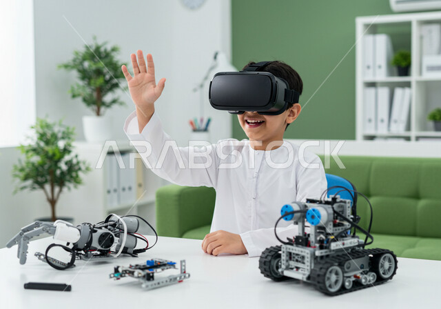 مفهوم محاكاة العالم الخيالي، دمج الواقع الافتراضي بالتعلم والتدريب، استخدام التقنيات الحديثة في التعليم المدرسي, ولد عربي خليجي سعودي يرتدي الثوب التقليدي يضع نظارة الفي ار ثلاثية الأبعاد