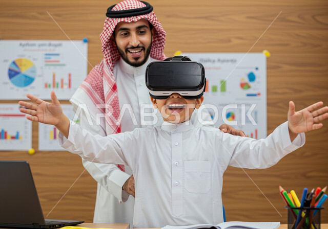 تعليم المعلم الطلاب محاكاة العالم الخيالي، دمج الواقع الافتراضي بالتعلم والتدريب في مدارس المملكة العربية السعودية، استخدام التقنيات الحديثة في التعليم المدرسي, ولد عربي خليجي سعودي يرتدي الثوب التقليدي يضع نظارة الفي ار ثلاثية الأبعاد