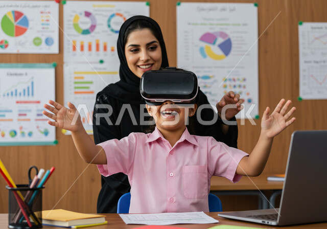 تعليم المعلمة الطلاب محاكاة العالم الخيالي، دمج الواقع الافتراضي بالتعلم والتدريب في مدارس المملكة العربية السعودية، استخدام التقنيات الحديثة في التعليم المدرسي, طالبة عربية خليجية سعودية تضع نظارة الفي ار ثلاثية الأبعاد في الفصل المدرسي