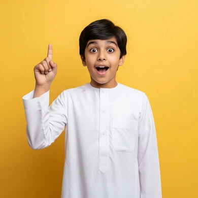 الوقوف باستقامة والنظر إلى الكاميرا, تعابير الدهشة والمفاجأة والاشارة إلى شيء ما, بورتريه لولد عربي خليجي سعودي يرتدي الثوب التقليدي يرفع اصبع السبابة للأعلى بإيماءات التوضيح، خلفية صفراء