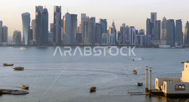 الفن الهندسي المعماري لأبراج وناطحات السحاب في دولة قطر, المباني والمنشآت المطلة على البحر, أماكن ومناطق السياحة في الدوحة, الاستمتاع بالأجواء البحرية الهادئة على شاطئ الخليج العربي