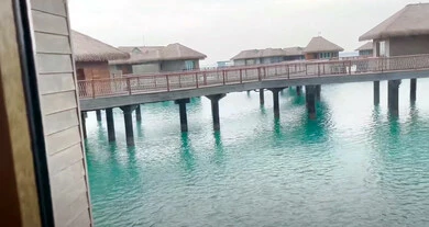 المنطقة الساحلية في قطر، اكواخ وفلل منتجع جزيرة الموز الهلالية في سواحل العاصمة الدوحة، الجزر الاصطناعية في الخليج العربي، الفن الهندسي المعماري للمعالم السياحية المشهورة
