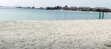 المنطقة الساحلية في قطر، شاطئ منتجع جزيرة الموز الهلالية في سواحل العاصمة الدوحة، الجزر الاصطناعية في الخليج العربي، الوجهة السياحية المشهورة