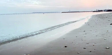 المنطقة الساحلية في قطر، شاطئ منتجع جزيرة الموز الهلالية في سواحل العاصمة الدوحة، الجزر الاصطناعية في الخليج العربي، الوجهة السياحية المشهورة