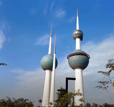 ابراج رأس عجوزة في مدينة الكويت على سواحل الخليج العربي وقت النهار، الفن الهندسي للأبراج الثلاثة في العاصمة، أماكن ومعالم سياحية بارزة ومشهورة، التصاميم الهندسية المعمارية على الطراز الحديث والمتطور