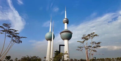 ابراج رأس عجوزة في مدينة الكويت على سواحل الخليج العربي وقت النهار، الفن الهندسي للأبراج الثلاثة في العاصمة، أماكن ومعالم سياحية بارزة ومشهورة، التصاميم الهندسية المعمارية على الطراز الحديث والمتطور