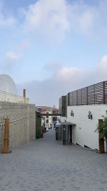 أماكن طبيعية للمغامرات ورحلات السفاري، قضاء أوقات هادئة في التأمل والاستجمام، البيئة الجبلية للمدينة العالية في منطقة أبها في عسير، إطلالة على الطبيعة الخضراء والمنتزهات والحدائق، مشروع سياحي حديث على سفوح الجبل، وجهة سياحية متميزة