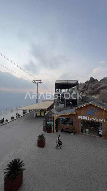 مشروع سياحي حديث على سفوح الجبل، قضاء وقت ممتع في المطاعم والمتنزهات، مطعم في المدينة العالية في منطقة أبها في عسير، إطلالة على الطبيعة الخضراء والحدائق، وجهة ترفيهية وسياحية متميزة