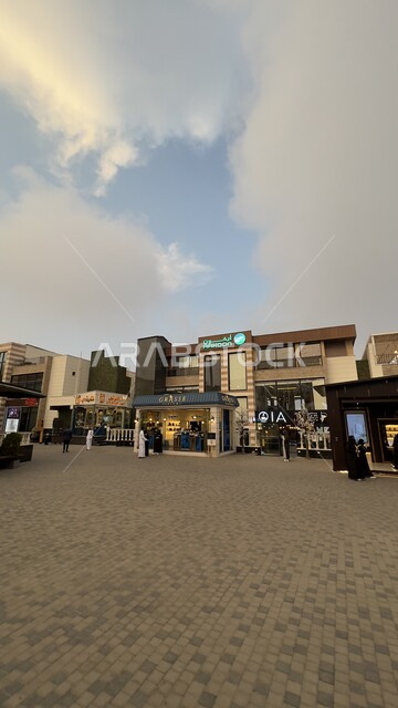 مشروع سياحي حديث على سفوح الجبل، قضاء وقت ممتع في المطاعم والمتنزهات، مطعم في المدينة العالية في منطقة أبها في عسير، إطلالة على الطبيعة الخضراء والحدائق، وجهة ترفيهية وسياحية متميزة