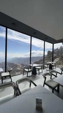 مقهى في ممشى الضباب فوق التضاريس الطبيعية والتكوينات والتشكلات الصخرية، قمم ومرتفعات وسلاسل جبلية في محافظة النماص في عسير، الأماكن والمناطق الطبيعية في المملكة العربية السعودية، منظر الغيوم والسحب في السماء، منطقة جذب السياح والزوار