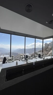 مقهى في ممشى الضباب فوق التضاريس الطبيعية والتكوينات والتشكلات الصخرية، قمم ومرتفعات وسلاسل جبلية في محافظة النماص في عسير، الأماكن والمناطق الطبيعية في المملكة العربية السعودية، منظر الغيوم والسحب في السماء، منطقة جذب السياح والزوار