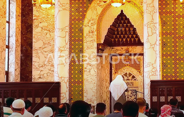  الديكورات والنجف للمسجد النبوي الشريف، العبادة والتقرب الى الله، معلم ديني اسلامي مقدس في المملكة العربية السعودية، الفن الهندسي المعماري الداخلي للمساجد على الطراز الإسلامي, دعوة المسلمين لإقامة الصلاة على وقتها