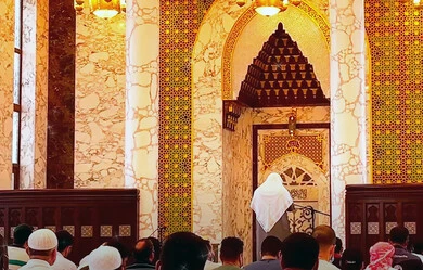 Decorations and chandeliers of the Prophet's Mosque, worship and closeness to God, a sacred Islamic religious landmark in the Kingdom of Saudi Arabia, the interior architectural art of mosques in the Islamic style, calling Muslims to perform prayers on time