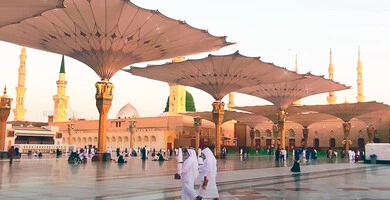  المظلات الإلكترونية في المسجد النبوي الشريف في المدينه المنورة، مفهوم العبادة والتقرب إلى الله، أداء فريضة الصلاة على وقتها، مكان ومعلم ديني مقدس في المملكة العربية السعودية، التصميم والديكور على الطراز الإسلامي