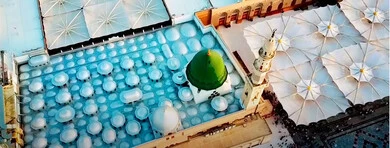 صورة جوية لللقبب والمآذن للمسجد النبوي الشريف في المدينة المنورة بالمملكة العربية السعودية، جذب واستطقاب المسلمين من جميع انحاء العالم, أماكن إسلامية مقدسة، معلم ديني مقدس في النهار