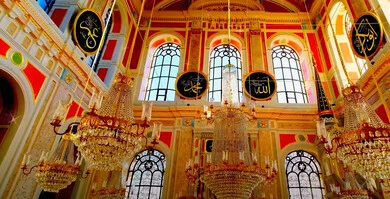  الديكورات والنجف للحجرة النبوية الشريفة داخل المسجد النبوي الشريف، العبادة والتقرب الى الله، معلم ديني اسلامي مقدس في المملكة العربية السعودية، الفن الهندسي المعماري الداخلي للمساجد على الطراز الإسلامي