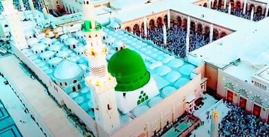 صورة جوية لللقبب والمآذن للمسجد النبوي الشريف في المدينة المنورة بالمملكة العربية السعودية، جذب واستطقاب المسلمين من جميع انحاء العالم, أماكن إسلامية مقدسة، معلم ديني مقدس في النهار