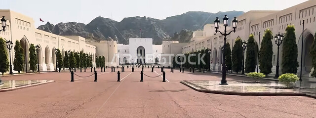 مباني تراثية تاريخيه مهمة في مسقط، معالم و اماكن سياحيه مشهورة، الساحة الخارجية أمام قصر العلم في سلطنة عمان، الفن الهندسي المعماري على الطراز القديم لقصر السلطان