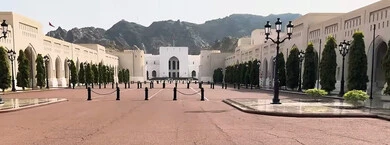 مباني تراثية تاريخيه مهمة في مسقط، معالم و اماكن سياحيه مشهورة، الساحة الخارجية أمام قصر العلم في سلطنة عمان، الفن الهندسي المعماري على الطراز القديم لقصر السلطان