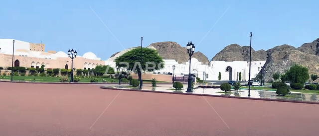 مباني تراثية تاريخيه مهمة في مسقط، معالم و اماكن سياحيه مشهورة، الساحة الخارجية أمام قصر العلم في سلطنة عمان، الفن الهندسي المعماري على الطراز القديم لقصر السلطان