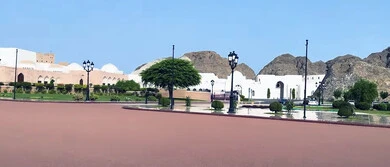 مباني تراثية تاريخيه مهمة في مسقط، معالم و اماكن سياحيه مشهورة، الساحة الخارجية أمام قصر العلم في سلطنة عمان، الفن الهندسي المعماري على الطراز القديم لقصر السلطان