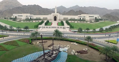 مباني تاريخيه مهمة في مسقط، معالم و اماكن مشهورة، الساحة الخارجية أمام مجلس البرلمان العماني سلطنة عمان، الفن الهندسي المعماري على الطراز القديم، الاهتمام بزراعة الأشجار والنباتات الخضراء، السلاسل الجبلية المرتفعة