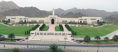 مباني تاريخيه مهمة في مسقط، معالم و اماكن مشهورة، الساحة الخارجية أمام مجلس البرلمان العماني سلطنة عمان، الفن الهندسي المعماري على الطراز القديم، الاهتمام بزراعة الأشجار والنباتات الخضراء، السلاسل الجبلية المرتفعة