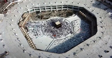 تجمع حجاج بيت الله الحرام في ساحات الحرم، صورة علوية للحرم المكي الشريف في مكة المكرمة، أداء مناسك الحج والعمرة، العبادة والتقرب إلى الله، أماكن إسلامية دينية مقدسة في المملكة العربية السعودية تجمع حجاج بيت الله الحرام في ساحات الحرم، صورة علوية للحرم المكي الشريف في مكة المكرمة، أداء مناسك الحج والعمرة، العبادة والتقرب إلى الله، أماكن إسلامية دينية مقدسة في المملكة العربية السعودية