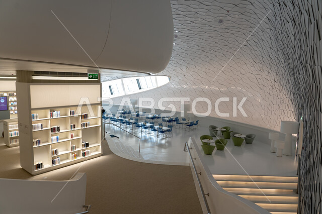 السعي لتطوير المعرفة الفكرية، مكتبة مركز اثراء الثقافي في مدينة الظهران في المملكة العربية السعودية, مبنى الملك عبد العزيز الثقافي العالمي, منارة ثقافية ومعالم سياحية مشهورة, فن التصميم الداخلي الحديث، الابتكار و المعرفة و الابداع.