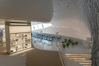 السعي لتطوير المعرفة الفكرية، مكتبة مركز اثراء الثقافي في مدينة الظهران في المملكة العربية السعودية, مبنى الملك عبد العزيز الثقافي العالمي, منارة ثقافية ومعالم سياحية مشهورة, فن التصميم الداخلي الحديث، الابتكار و المعرفة و الابداع.