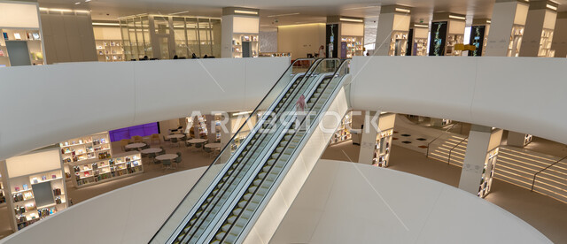 فن التصاميم الداخلية لمركز إثراء الثقافي، السلالم الكهربائية داخل مركز الملك عبد العزيز الثقافي العالمي في مدينة الظهران، معارض ومكتبات تعليمية في المملكة العربية السعودية, منارة ثقافية و معالم سياحية مشهورة.