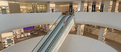 فن التصاميم الداخلية لمركز إثراء الثقافي، السلالم الكهربائية داخل مركز الملك عبد العزيز الثقافي العالمي في مدينة الظهران، معارض ومكتبات تعليمية في المملكة العربية السعودية, منارة ثقافية و معالم سياحية مشهورة.