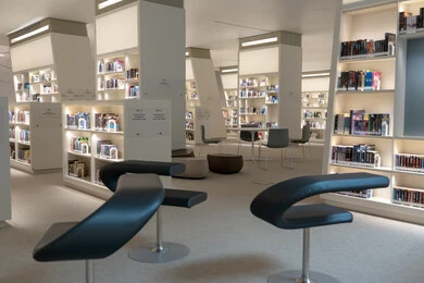 السعي لتطوير المعرفة الفكرية، مكتبة مركز اثراء الثقافي في مدينة الظهران في المملكة العربية السعودية, مبنى الملك عبد العزيز الثقافي العالمي, منارة ثقافية ومعالم سياحية مشهورة, فن التصميم الداخلي الحديث، الابتكار و المعرفة و الابداع.