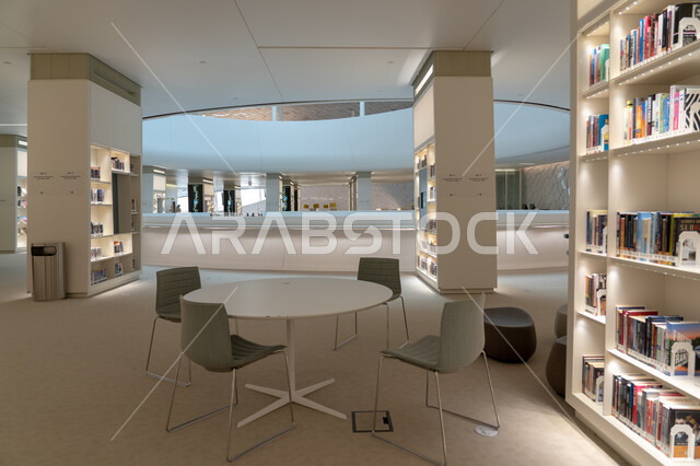 السعي لتطوير المعرفة الفكرية، مكتبة مركز اثراء الثقافي في مدينة الظهران في المملكة العربية السعودية, مبنى الملك عبد العزيز الثقافي العالمي, منارة ثقافية ومعالم سياحية مشهورة, فن التصميم الداخلي الحديث، الابتكار و المعرفة و الابداع.