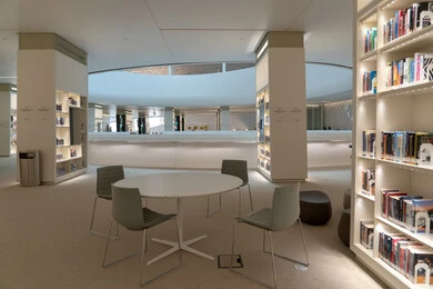 السعي لتطوير المعرفة الفكرية، مكتبة مركز اثراء الثقافي في مدينة الظهران في المملكة العربية السعودية, مبنى الملك عبد العزيز الثقافي العالمي, منارة ثقافية ومعالم سياحية مشهورة, فن التصميم الداخلي الحديث، الابتكار و المعرفة و الابداع.