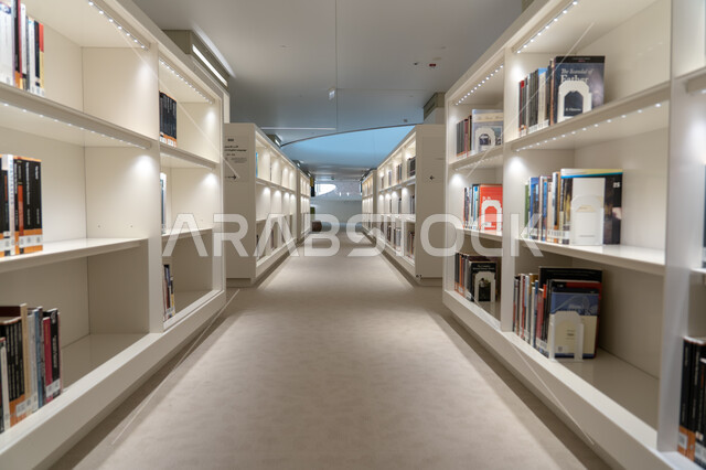 السعي لتطوير المعرفة الفكرية، مكتبة مركز اثراء الثقافي في مدينة الظهران في المملكة العربية السعودية, مبنى الملك عبد العزيز الثقافي العالمي, منارة ثقافية ومعالم سياحية مشهورة, فن التصميم الداخلي الحديث، الابتكار و المعرفة و الابداع.