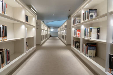 Striving to develop intellectual knowledge, the Ithra Cultural Center Library in Dhahran, Saudi Arabia, the King Abdulaziz World Cultural Building, a cultural beacon and famous tourist attraction, the art of modern interior design, innovation, knowledge and creativity.