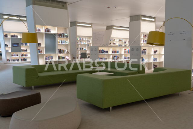 السعي لتطوير المعرفة الفكرية، مكتبة مركز اثراء الثقافي في مدينة الظهران في المملكة العربية السعودية, مبنى الملك عبد العزيز الثقافي العالمي, منارة ثقافية ومعالم سياحية مشهورة, فن التصميم الداخلي الحديث، الابتكار و المعرفة و الابداع.