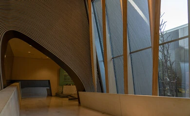 مركز اثراء الثقافي من الداخل في مدينة الظهران في المملكة العربية السعودية, مبنى الملك عبد العزيز الثقافي العالمي, منارة ثقافية ومعالم سياحية مشهورة, فن التصميم الداخلي الحديث، الابتكار و المعرفة و الابداع.