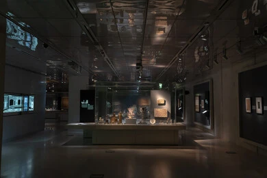 متحف مركز اثراء الثقافي في مدينة الظهران في المملكة العربية السعودية, مبنى الملك عبد العزيز الثقافي العالمي, منارة ثقافية ومعالم سياحية مشهورة, فن التصميم الداخلي الحديث، الابتكار و المعرفة و الابداع.