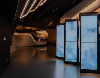 مركز اثراء الثقافي من الداخل في مدينة الظهران في المملكة العربية السعودية, مبنى الملك عبد العزيز الثقافي العالمي, منارة ثقافية ومعالم سياحية مشهورة, فن التصميم الداخلي الحديث، الابتكار و المعرفة و الابداع.